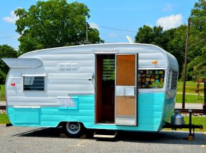 Towable camper with retro design