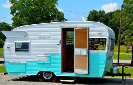 Towable camper with retro design